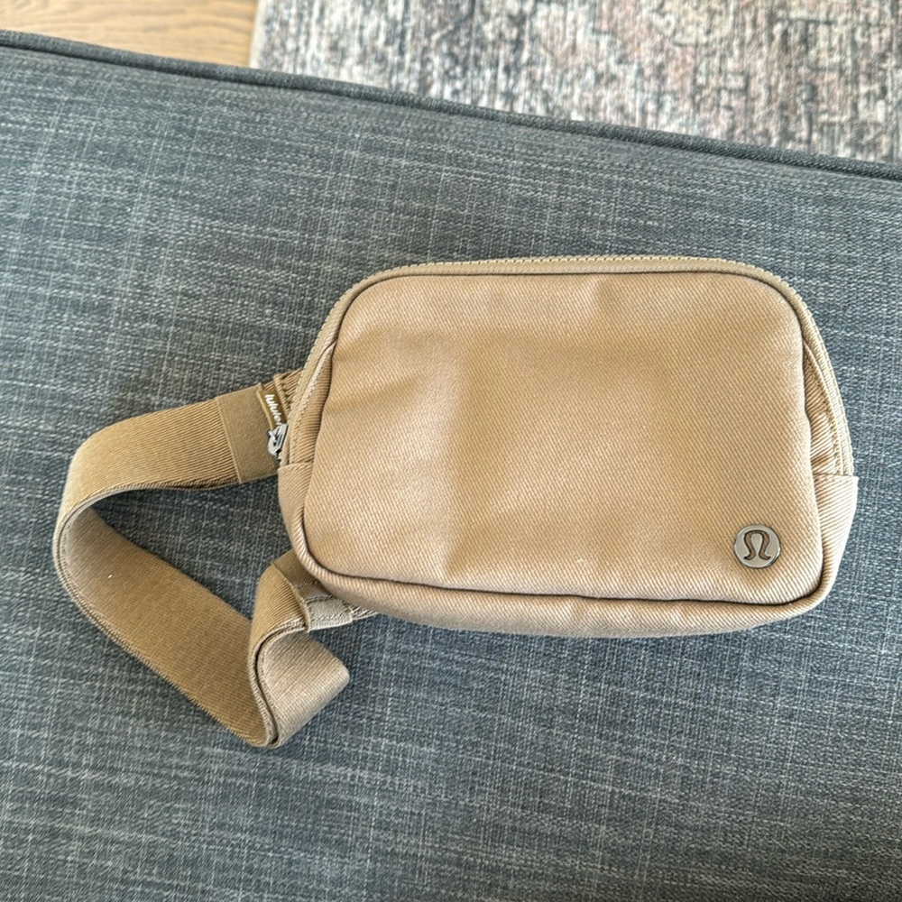 (limited edition) Lululemon everywhere belt bag